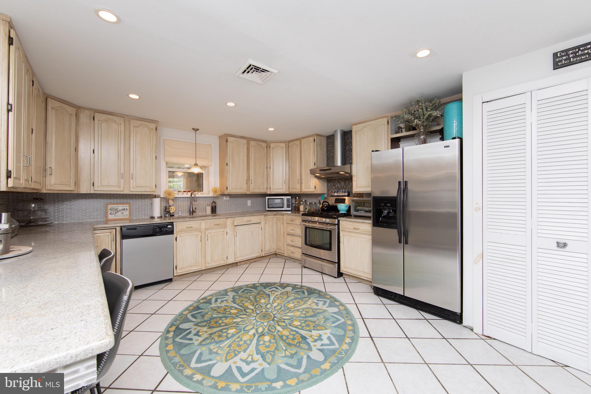 281 Sunset Road Barrington, NJ 08007 - Photo 11 of 54 Eat-in Kitchen