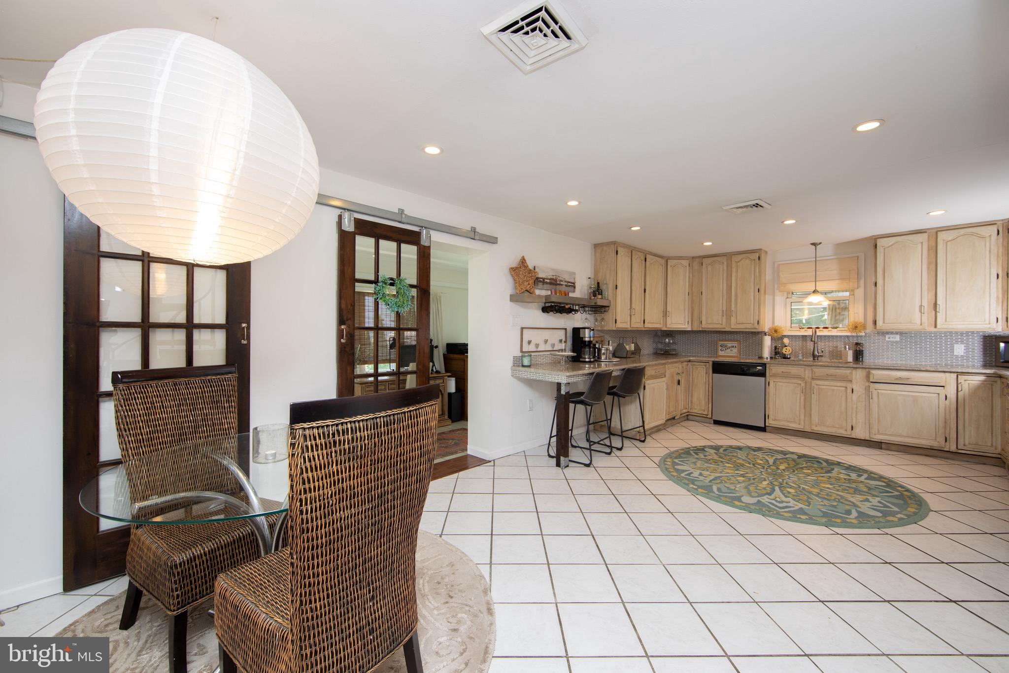 281 Sunset Road Barrington, NJ 08007 - Photo 8 of 54 Eat-in Kitchen