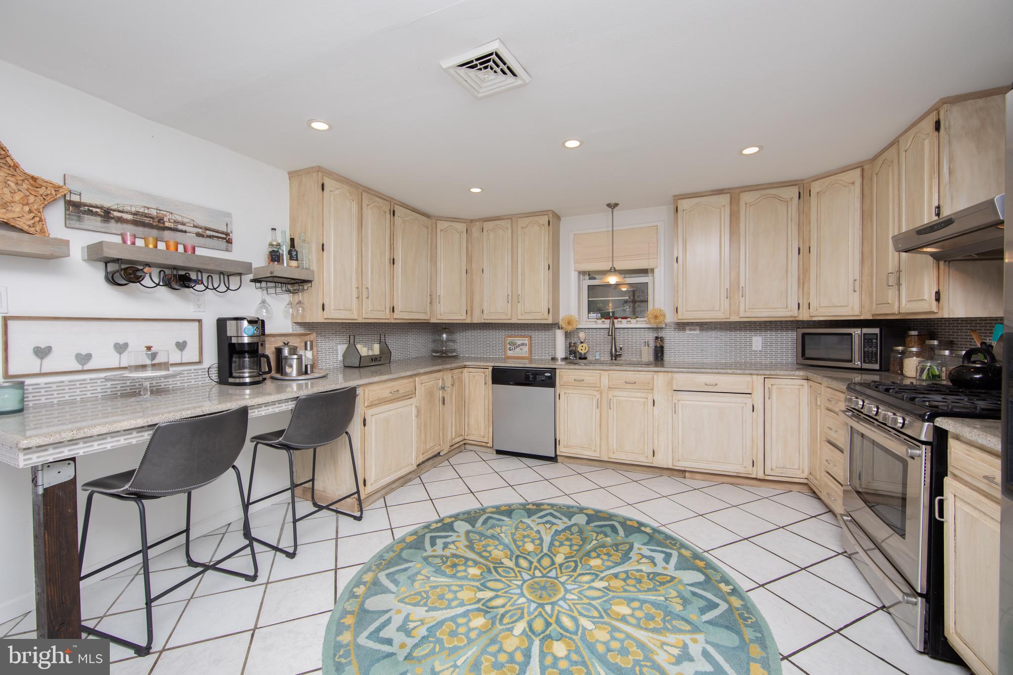 281 Sunset Road Barrington, NJ 08007 - Photo 10 of 54 Eat-in Kitchen