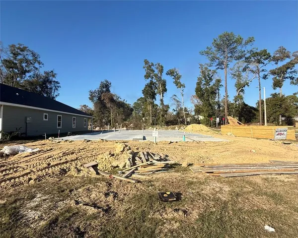 a view of a house with backyard and a garden