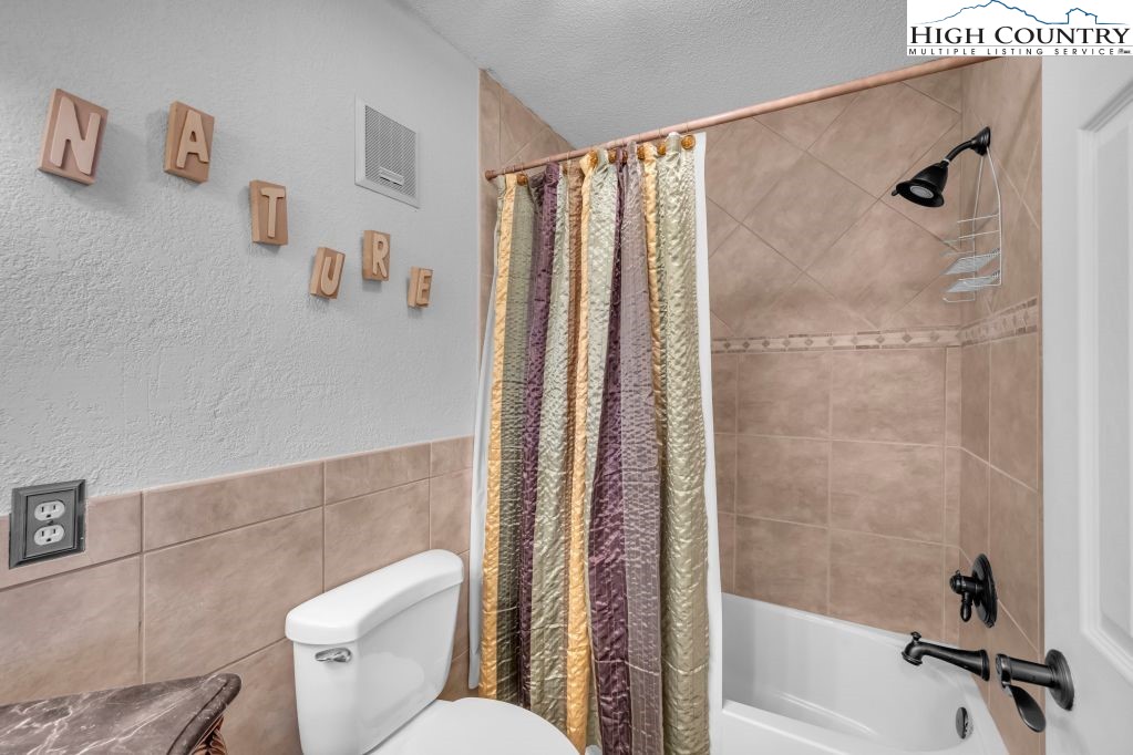 301 Pinnacle Inn Road, Unit 4314 Beech Mountain, NC 28604 - Photo 19 of 39 a bathroom with a shower and a toilet