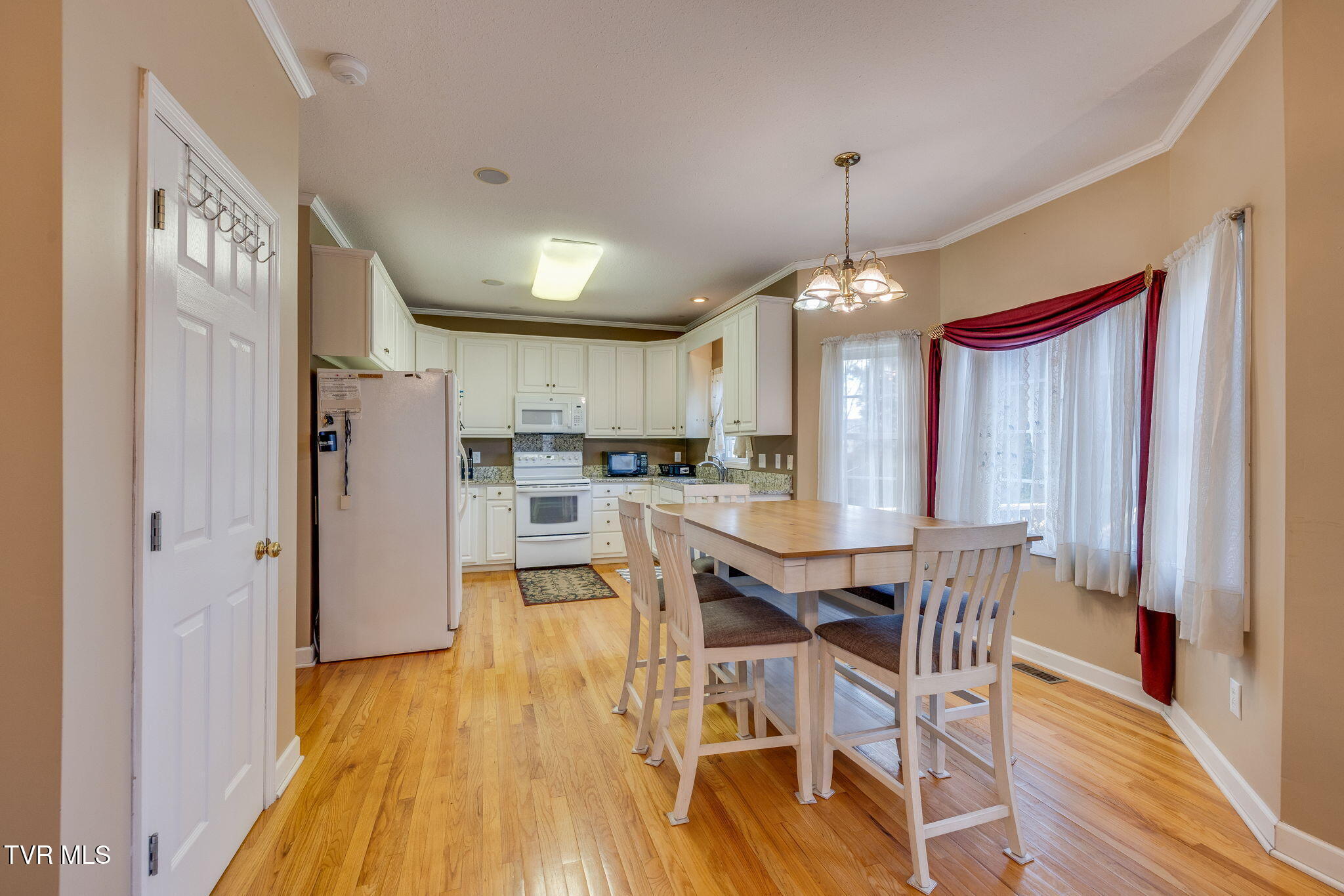 1402 Lake Ridge Square Johnson City, TN 37601 - Photo 13 of 57 012