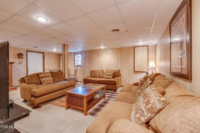 $575,000 | 1402 Lake Ridge Square, Johnson City, TN 37601