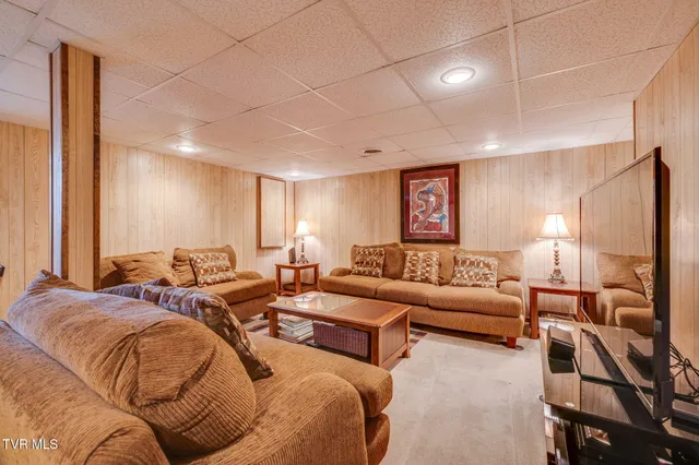 $575,000 | 1402 Lake Ridge Square, Johnson City, TN 37601