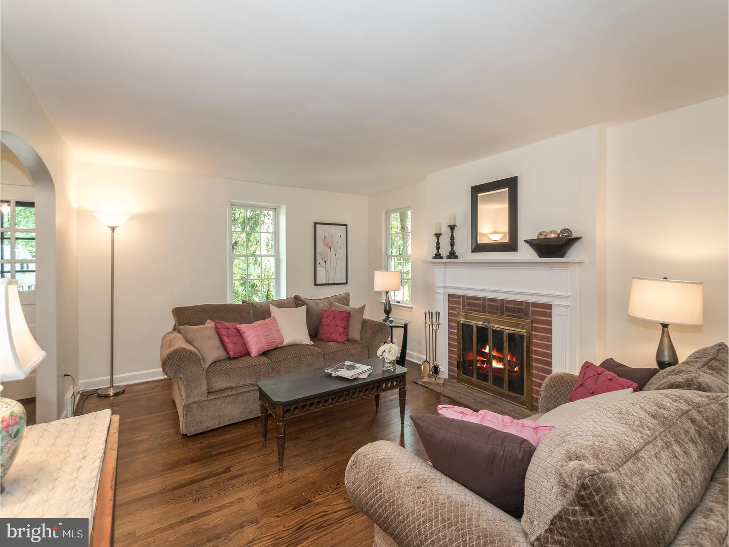 525 Waln Road Glenside, PA 19038 - Photo 5 of 25 Living Room