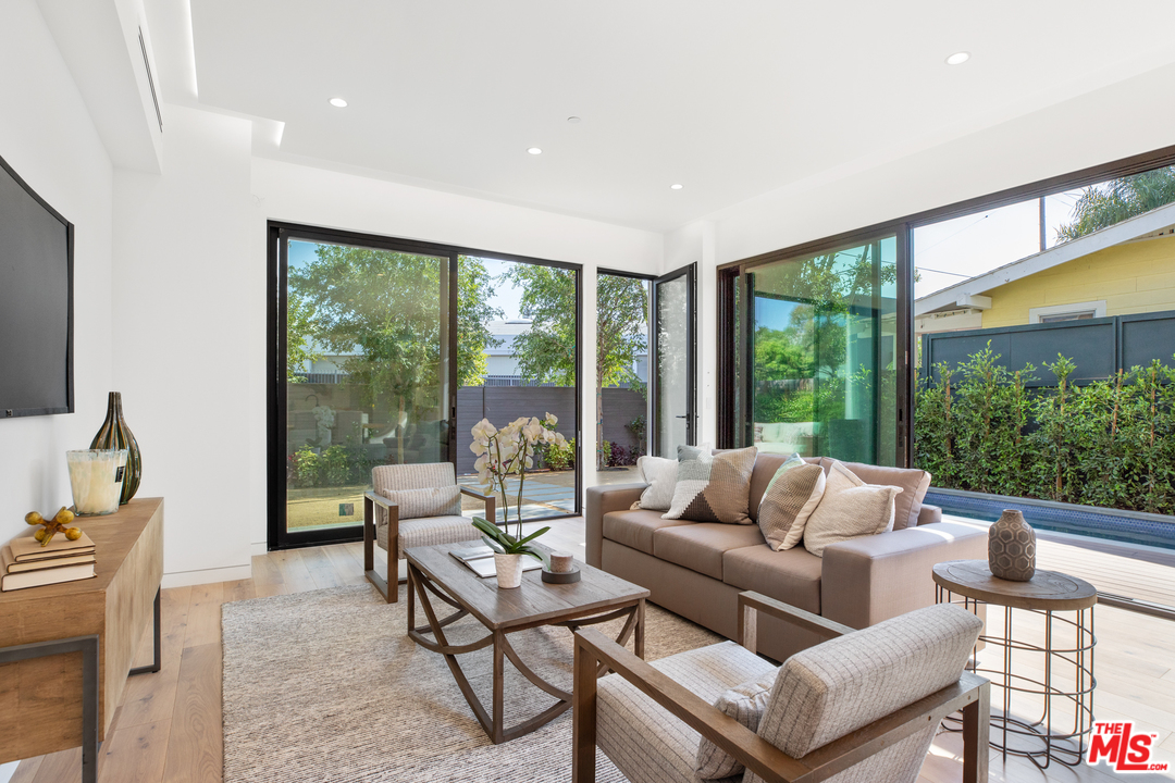 1620 Electric Avenue Venice, CA 90291 - Photo 11 of 31 a living room with furniture and a large window