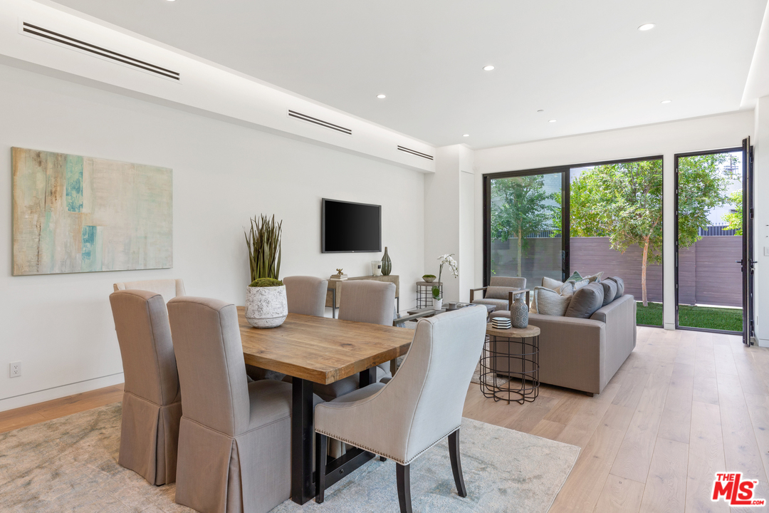 1620 Electric Avenue Venice, CA 90291 - Photo 15 of 31 a living room with furniture and a flat screen tv