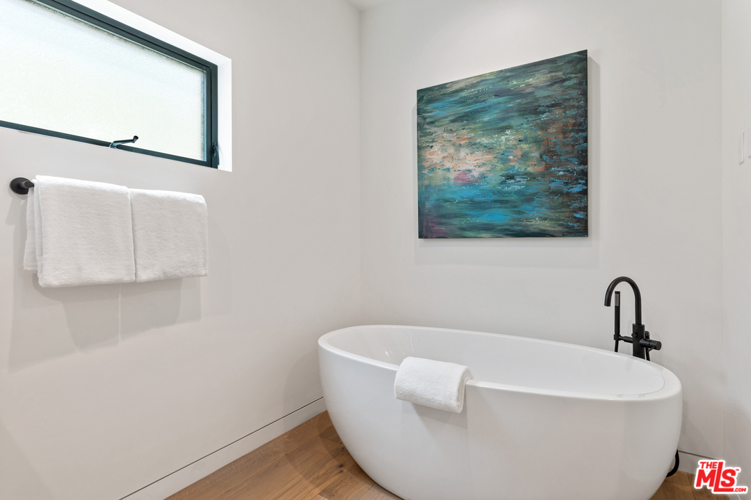 1620 Electric Avenue Venice, CA 90291 - Photo 21 of 31 a white bath tub sitting next to a white wall