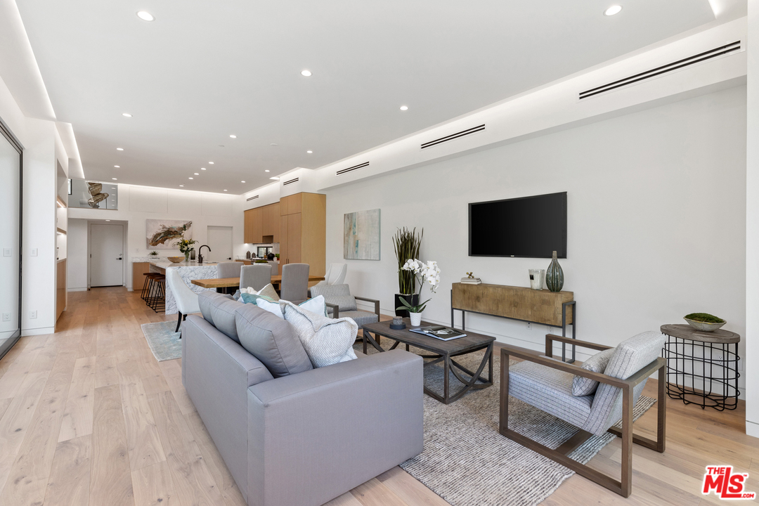 1620 Electric Avenue Venice, CA 90291 - Photo 10 of 31 a living room with furniture and a flat screen tv