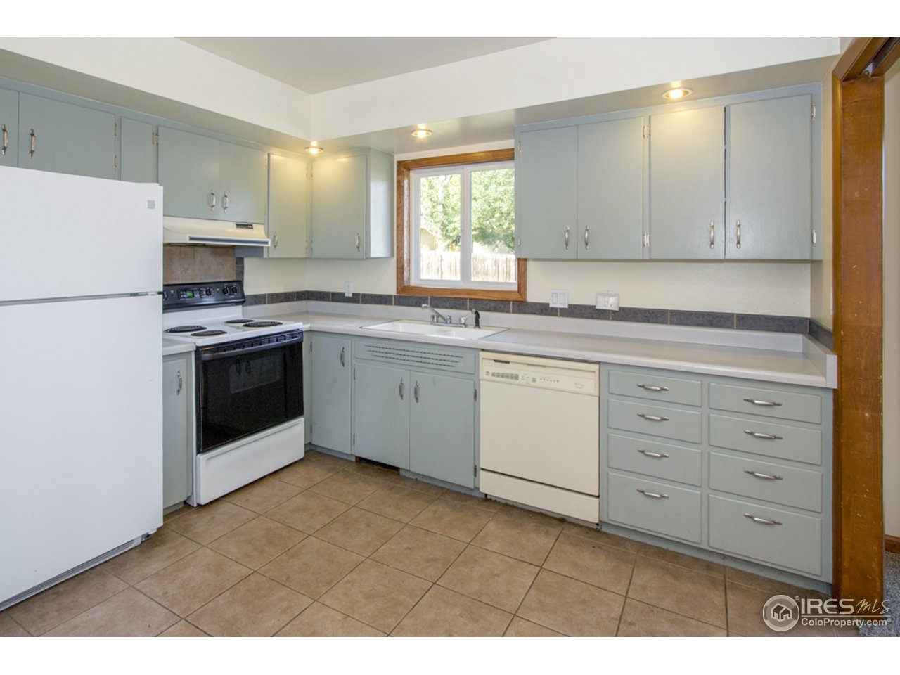 913 Rocky Road Fort Collins, CO 80521 - Photo 5 of 26 All appliances incluced
