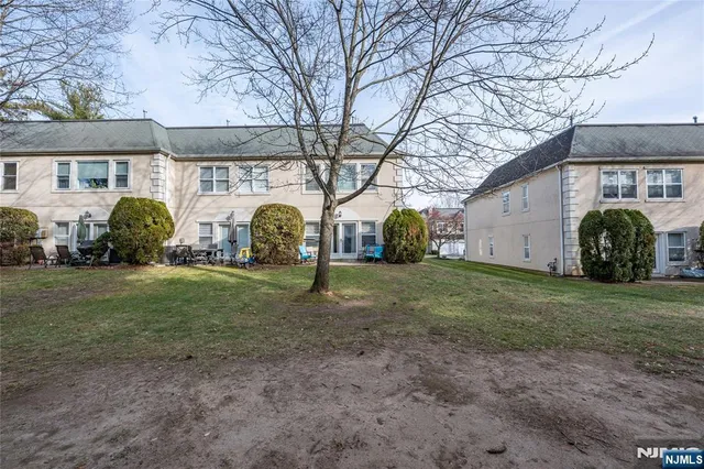 a view of a house with backyard