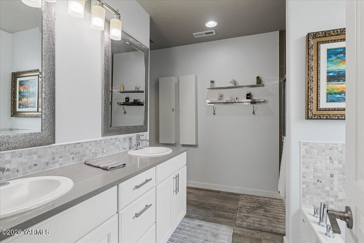 7803 Fremont Way Yakima, WA 98908 - Photo 23 of 49 Primary bath