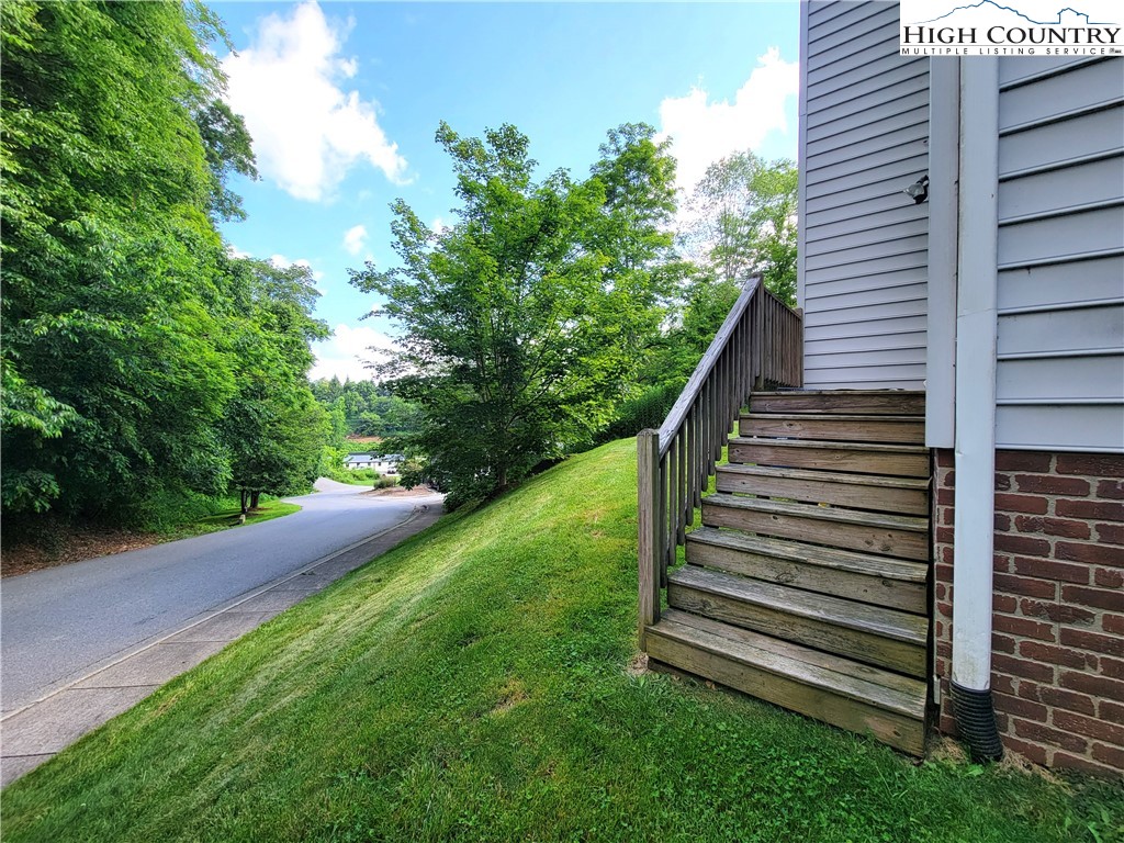 107 Stratford Lane, Unit 24B Boone, NC 28607 - Photo 39 of 45 a view of a backyard with sitting area