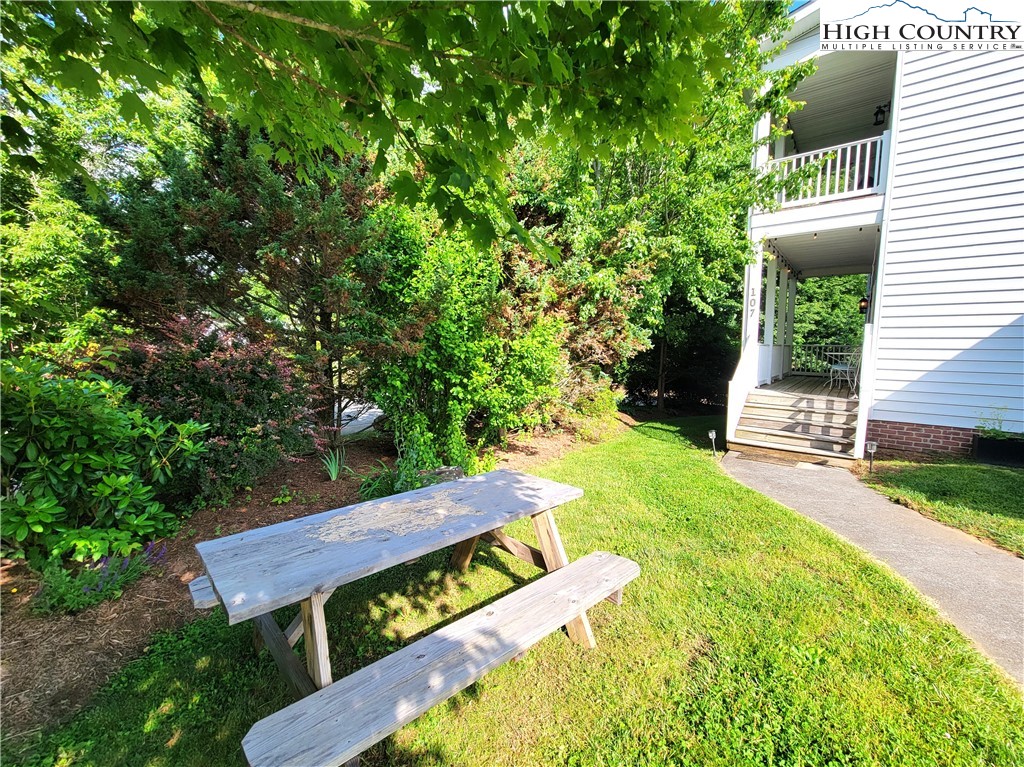 107 Stratford Lane, Unit 24B Boone, NC 28607 - Photo 43 of 45 a view of a backyard with sitting area
