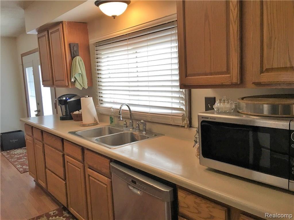 2321 Kint Road Jackson, MI 49202 - Photo 9 of 60 OAK CABINETS