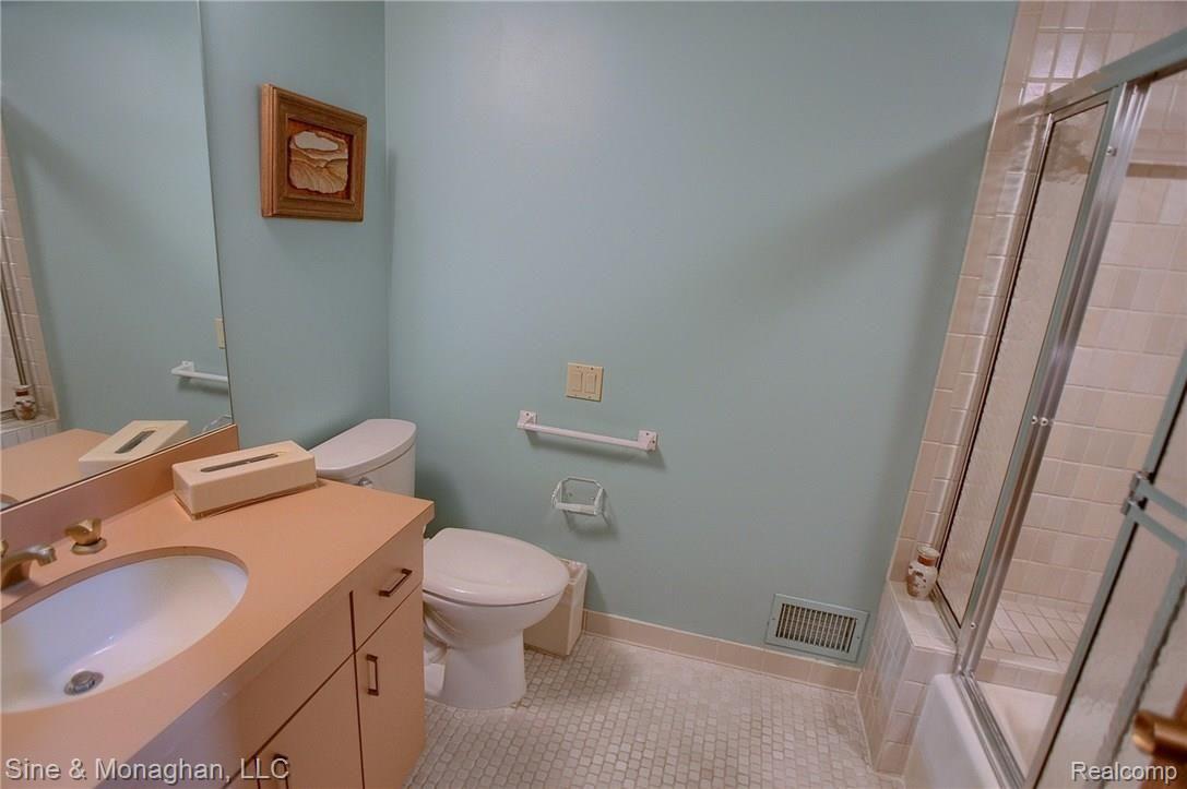 66 Belle Meade Road Grosse Pointe, MI 48236 - Photo 28 of 43 3rd_Bedrooms_Bathroom.jpg