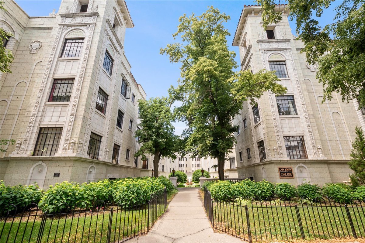 7348 North Ridge Boulevard, Unit 14C Chicago, IL 60645 - Photo 2 of 22
