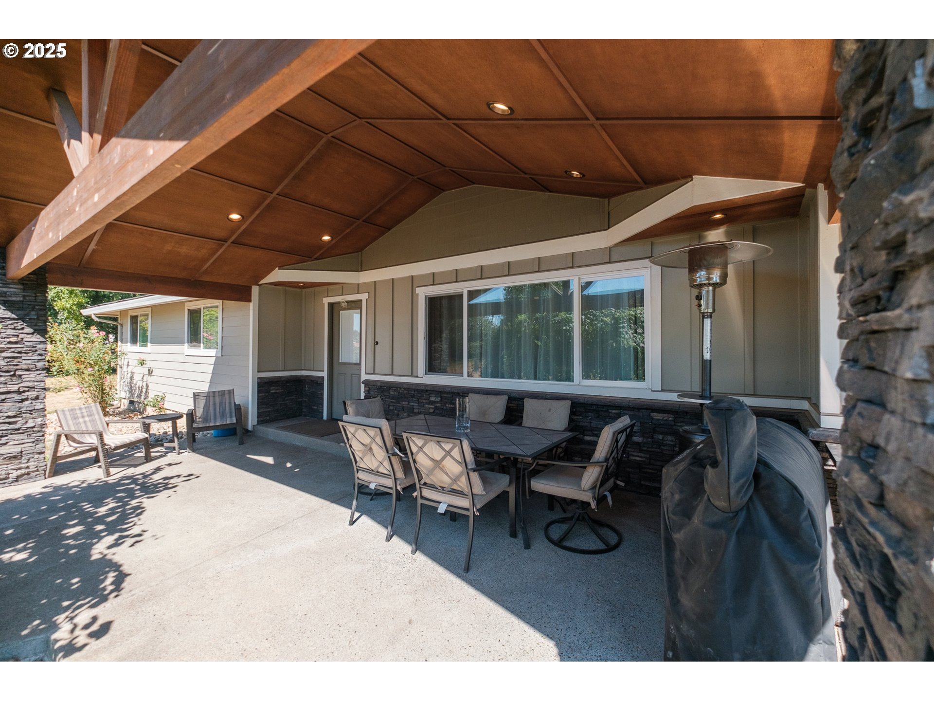 2225 Molalla Road Woodburn, OR 97071 - Photo 21 of 48 a building outdoor space with patio furniture and potted plants