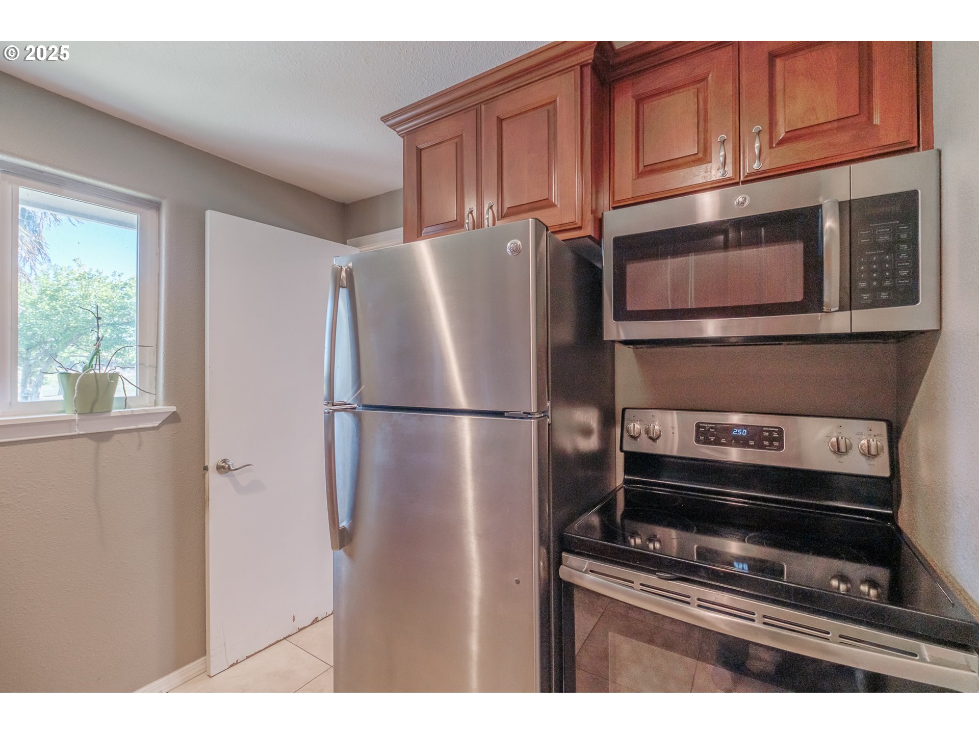 2225 Molalla Road Woodburn, OR 97071 - Photo 43 of 48 a kitchen with appliances and a cabinet