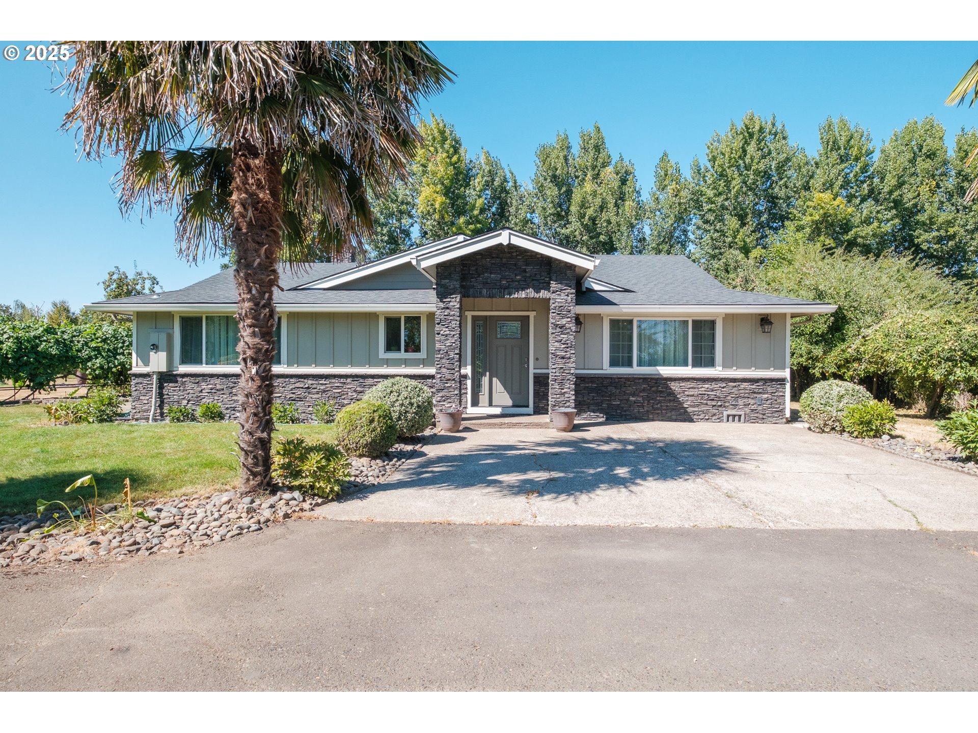 2225 Molalla Road Woodburn, OR 97071 - Photo 10 of 48 a front view of a house with a garden