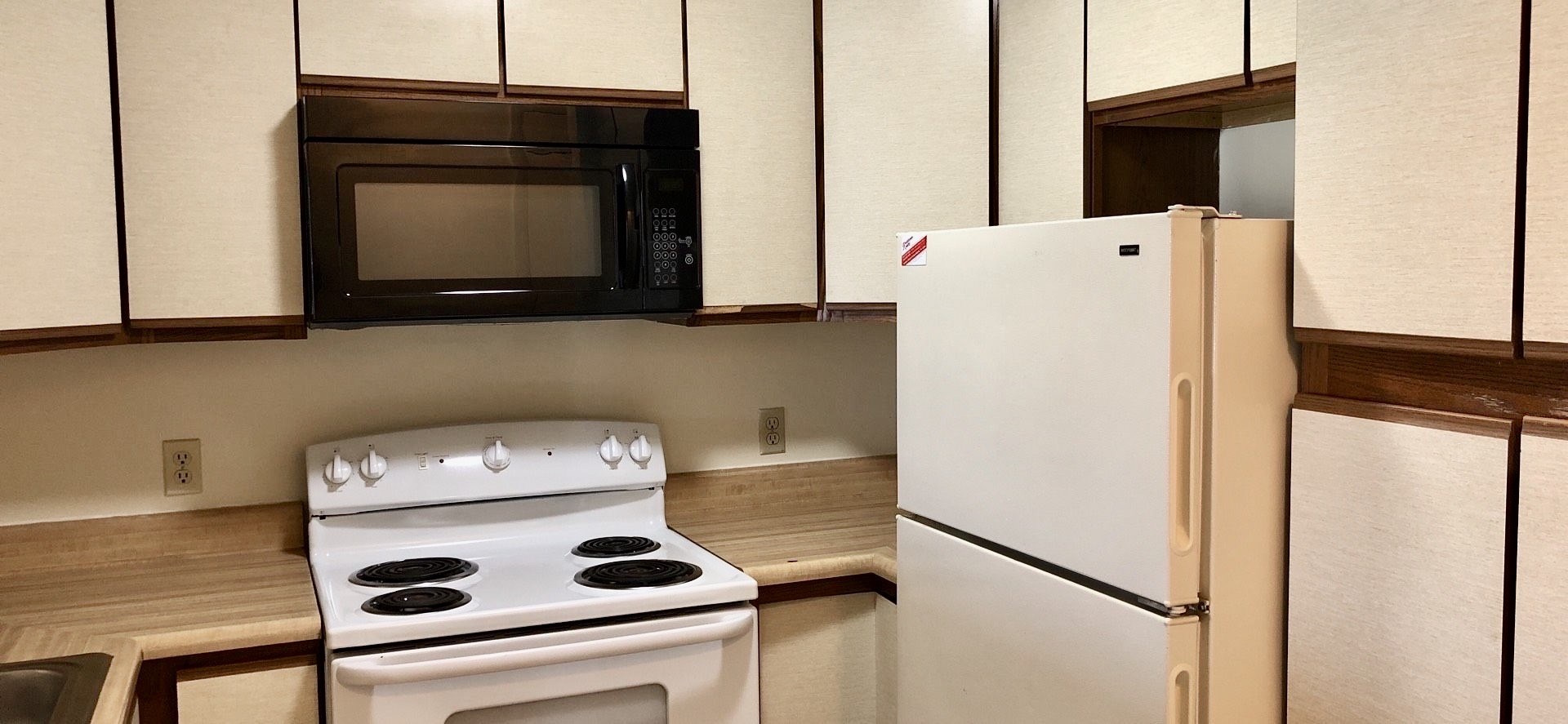 1346 Hunters Road, Unit C Harrisonburg, VA 22801 - Photo 4 of 15 a kitchen with a refrigerator and a stove