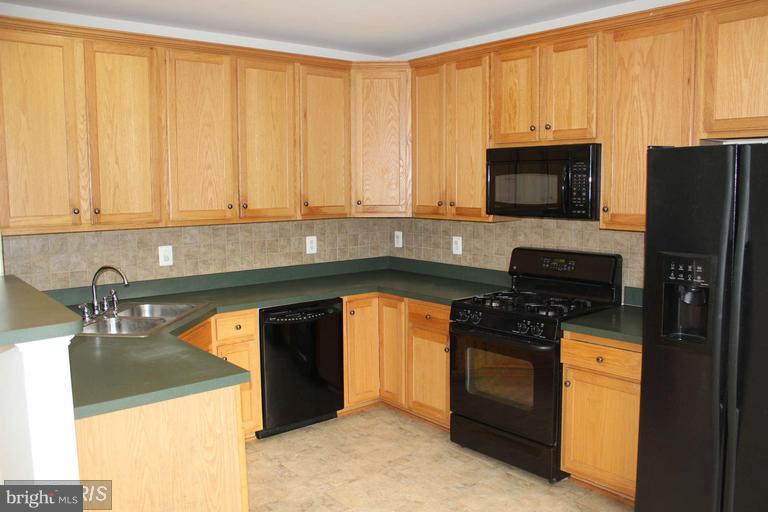 24656 Nettle Mill Square Stone Ridge, VA 20105 - Photo 12 of 22 Kitchen