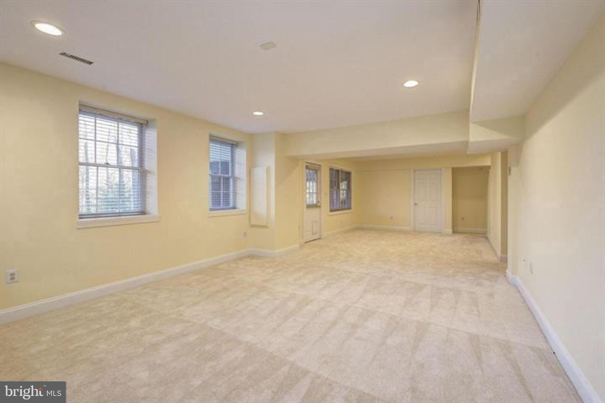 2082 Hunters Crest Way Vienna, VA 22181 - Photo 25 of 31