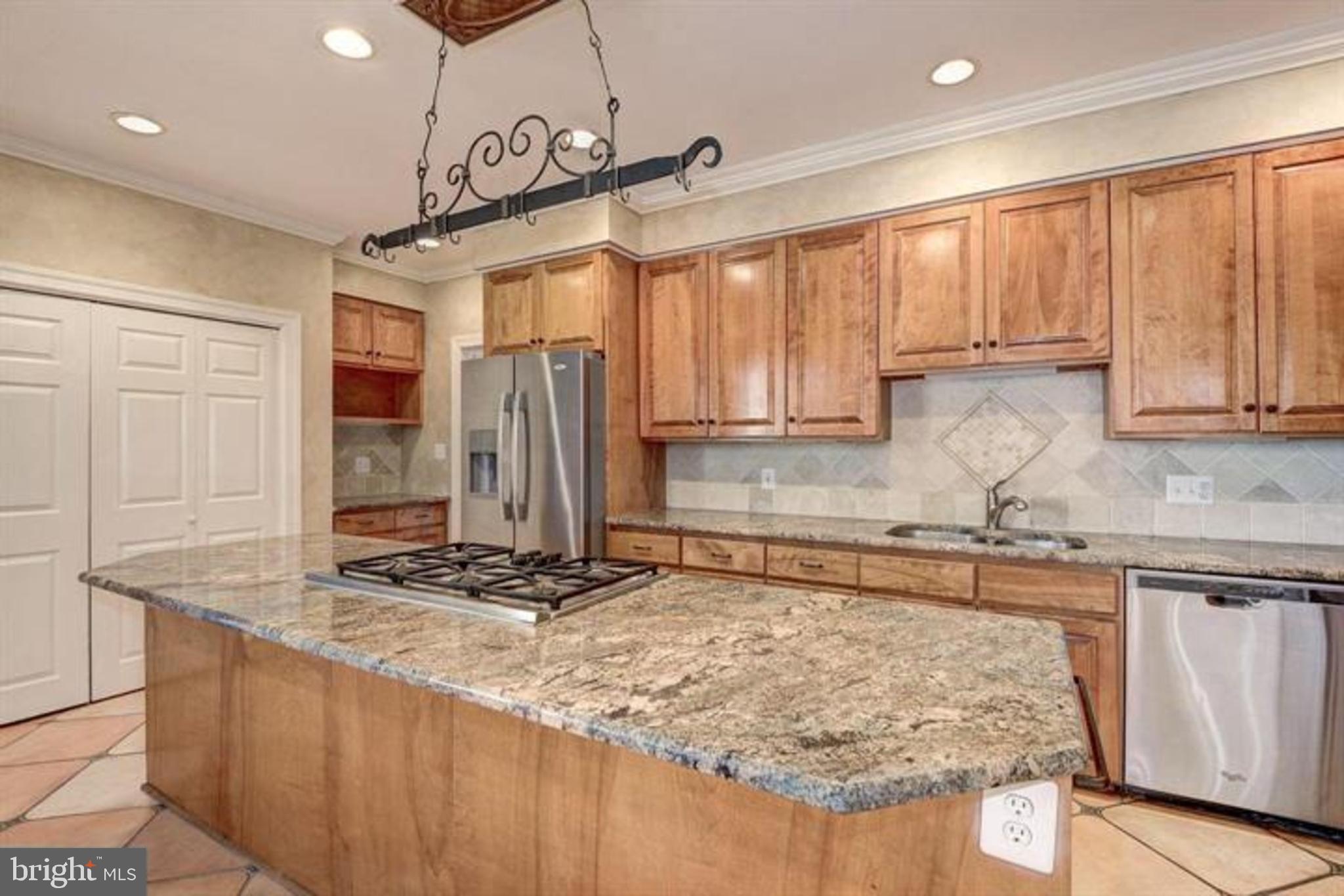 2082 Hunters Crest Way Vienna, VA 22181 - Photo 6 of 31