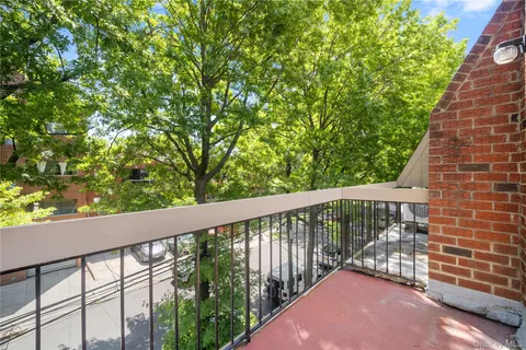 $689,999 | 71-34 162nd Street, Unit 3 | Pomonok
