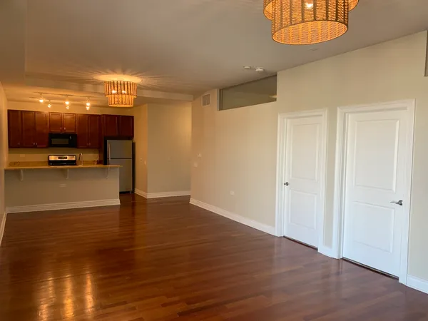 $2,500 | 3300 West Irving Park Road, Unit M3, Chicago, IL 60618