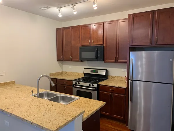 $2,500 | 3300 West Irving Park Road, Unit M3, Chicago, IL 60618
