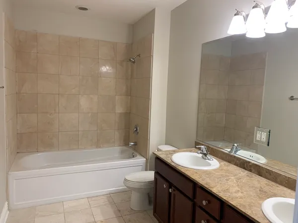 $2,500 | 3300 West Irving Park Road, Unit M3, Chicago, IL 60618