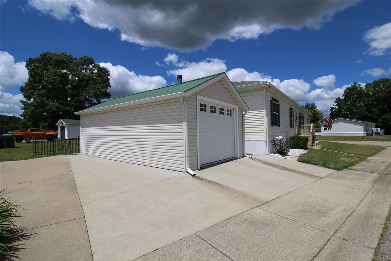 823 Raisin River Road Three Rivers, MI 49093 - Photo 4 of 38