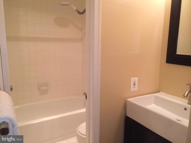402 West Glebe Road Alexandria, VA 22305 - Photo 22 of 30 Bath (Master)