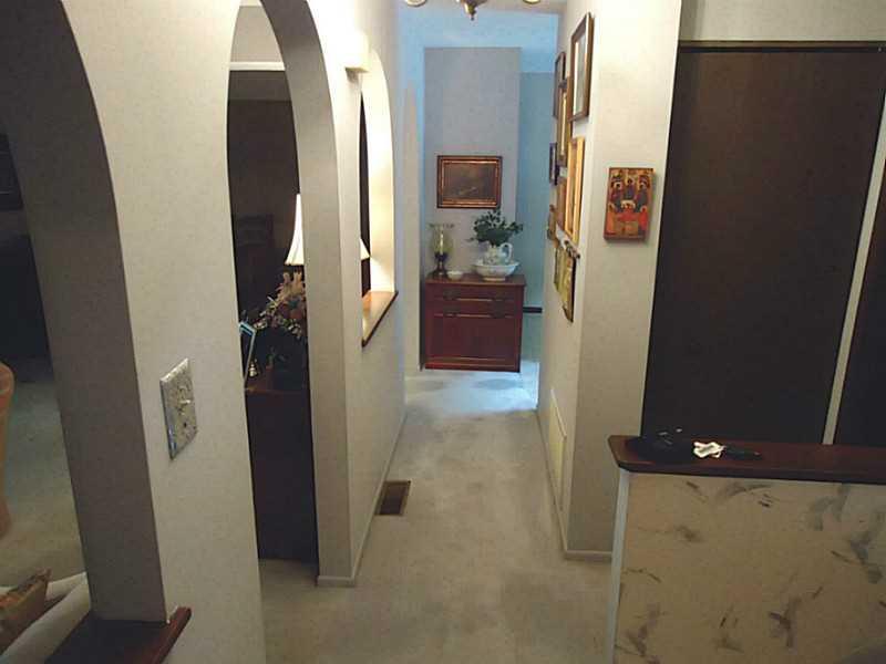 178 Old English Road Pittsburgh, PA 15237 - Photo 2 of 19 Entry/Foyer. A warm welcome as you enter into this lovely townhouse
