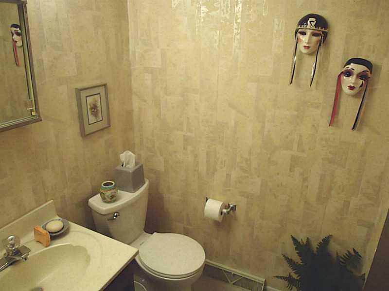 178 Old English Road Pittsburgh, PA 15237 - Photo 9 of 19 Partial Bath. Powder room on the first floor