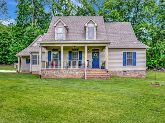 a view of a house with a backyard