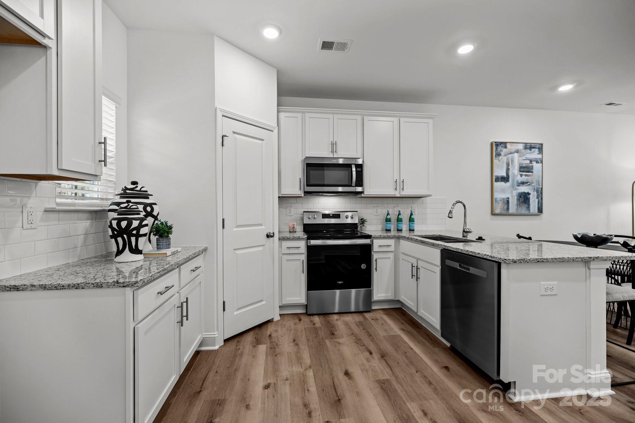 3128 Butler Hl Drive Matthews, NC 28105 - Photo 4 of 24 a kitchen with granite countertop a sink stove and refrigerator