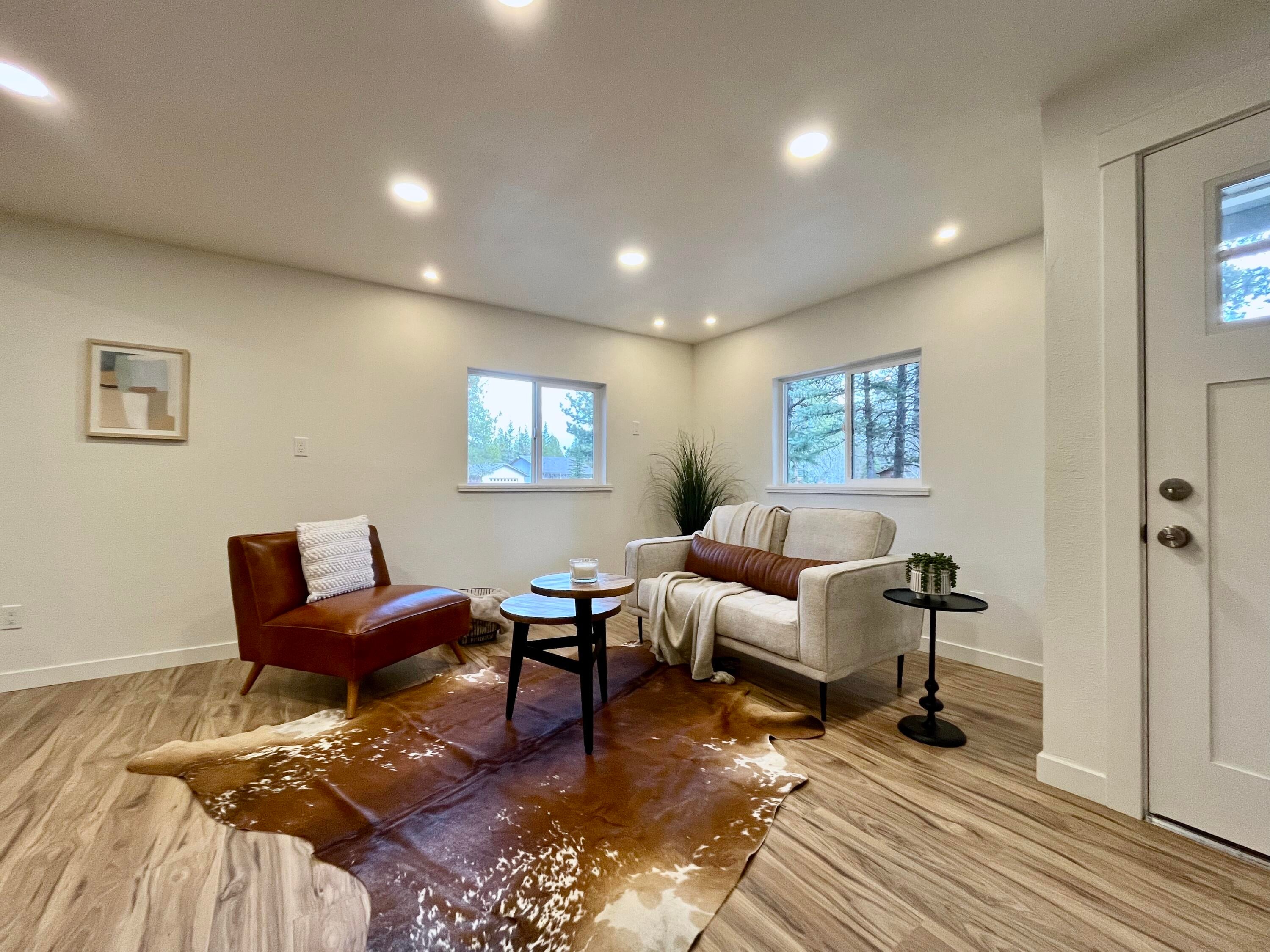 52577 River Pine Road La Pine, OR 97739 - Photo 4 of 25 Front entry and cozy seating area.