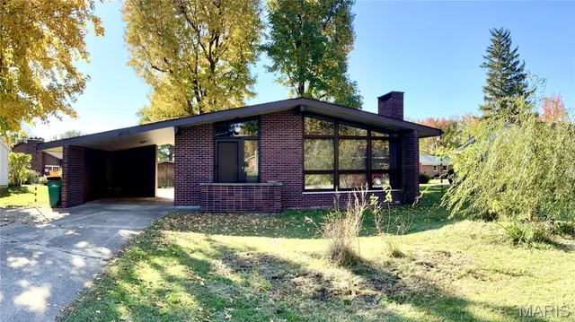 $185,000 | 1070 Monroe Street, Carlyle, IL 62231