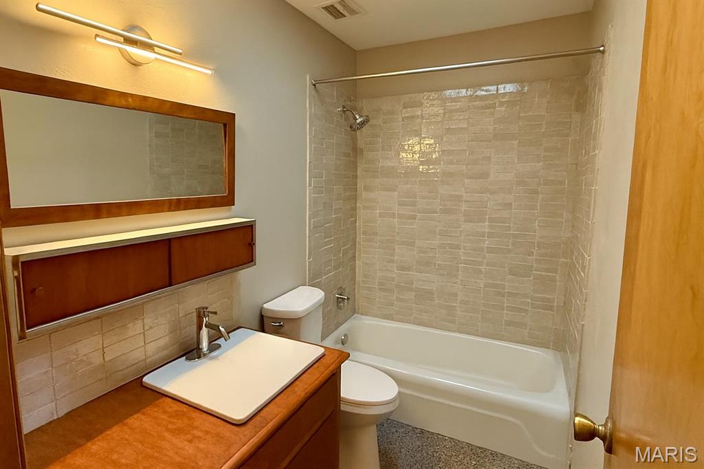 1070 Monroe Street Carlyle, IL 62231 - Photo 11 of 21