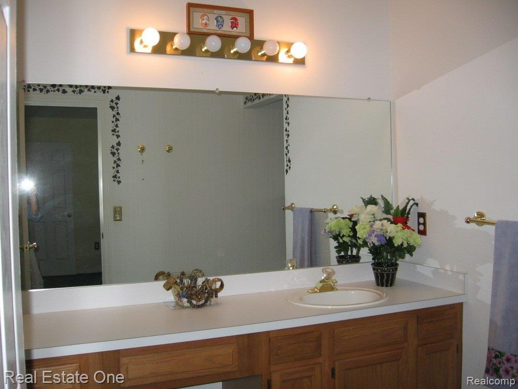 2195 Crystal Drive, Unit 17 Rochester, MI 48309 - Photo 10 of 13 Master Bath