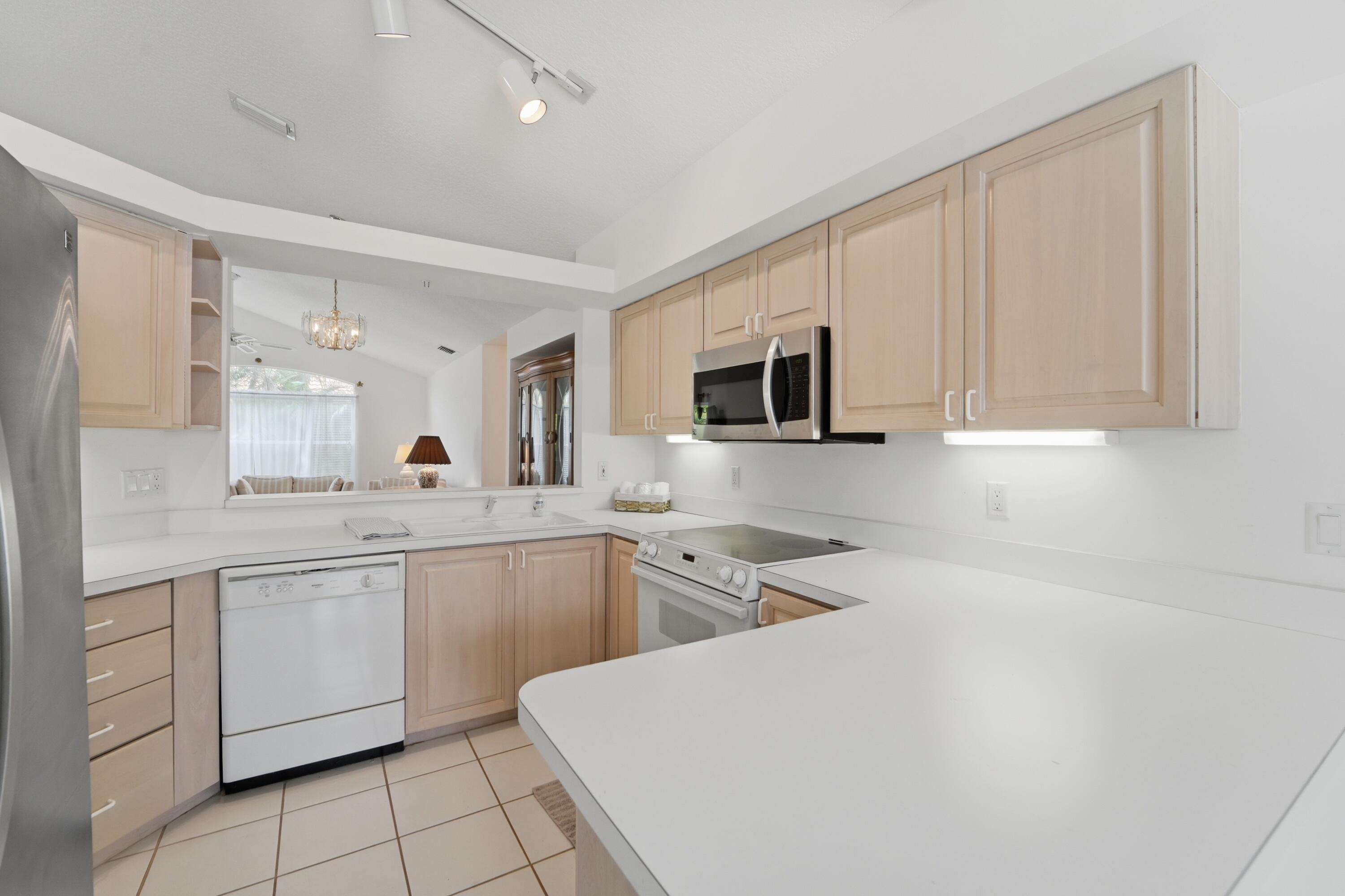 3120 Contego Lane Riviera Beach, FL 33418 - Photo 4 of 51 040726-167