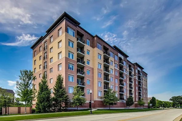 $320,000 | 1199 East Port Clinton Road, Unit 701, Vernon Hills, IL 60061
