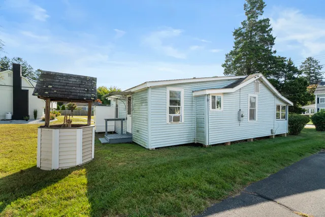 a view of a house with backyard