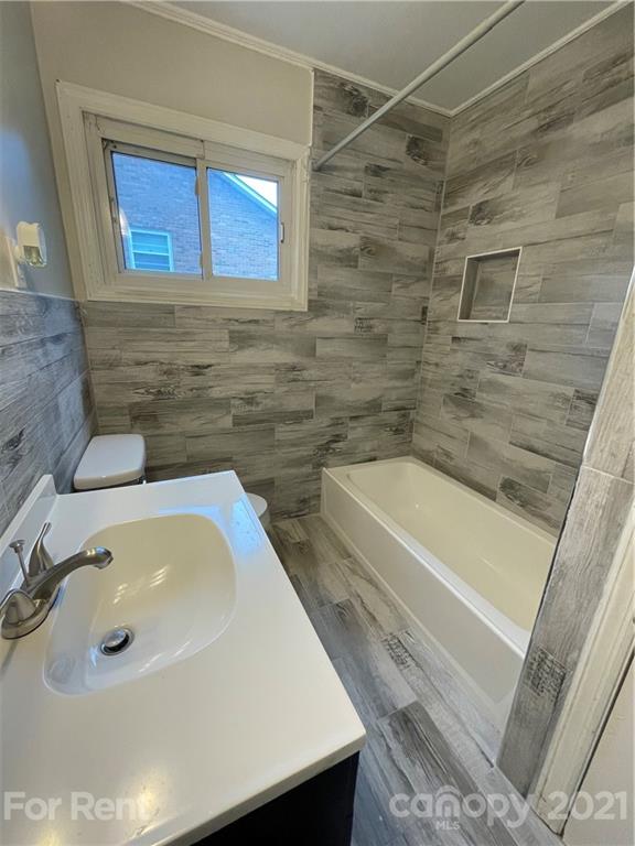 7125 Pence Road, Unit 2 Charlotte, NC 28215 - Photo 10 of 16 a bathroom with a sink and a bathtub
