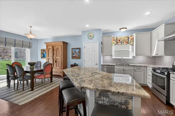 $469,400 | 952 Meramec Grove Drive, Ballwin, MO 63021