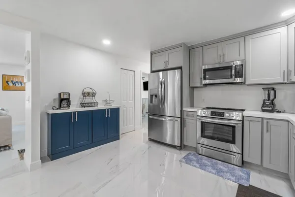 $5,300 | 2233 Dock Street, West Palm Beach, FL 33401