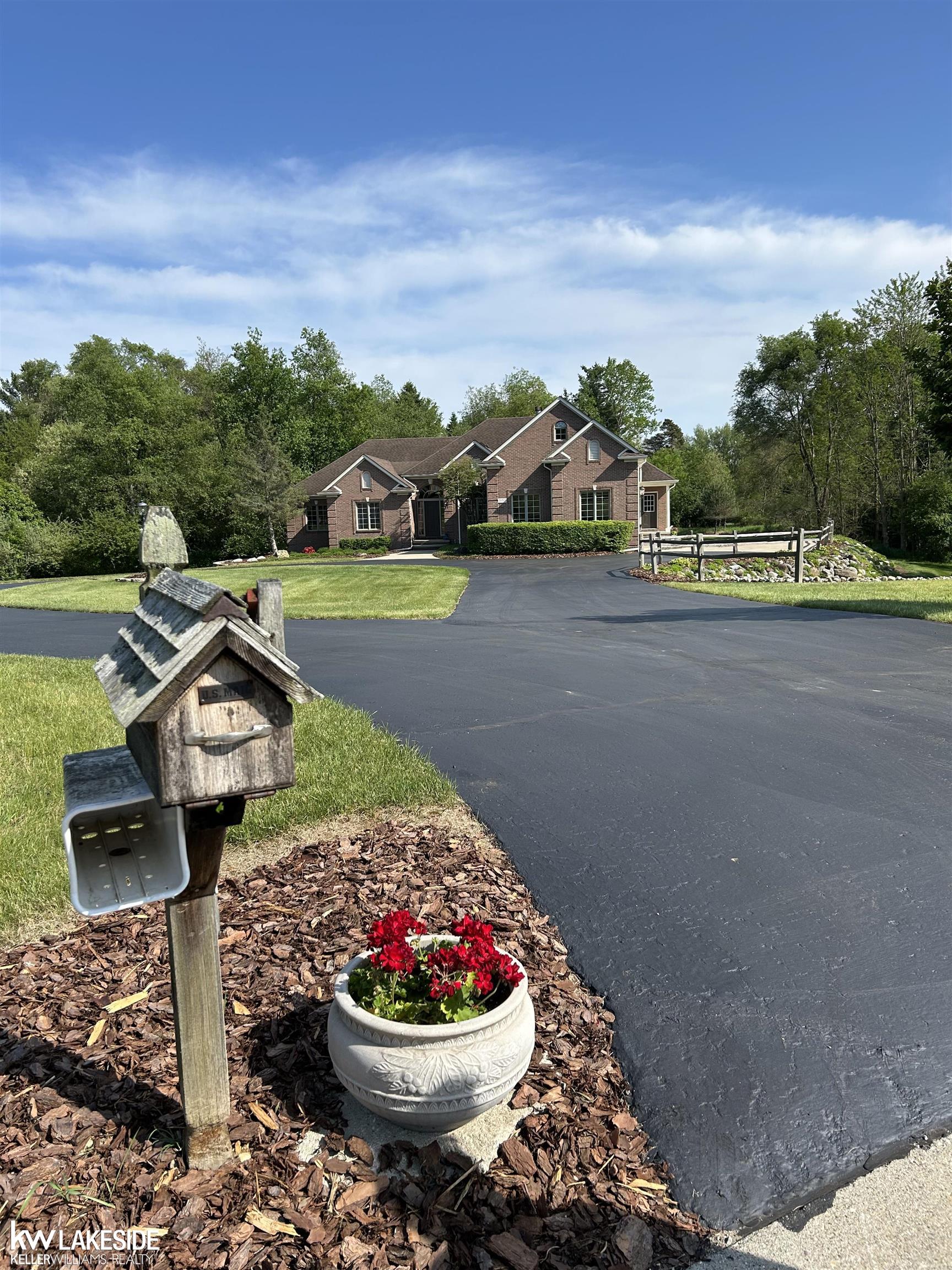 901 Jack Pine Drive Rochester, MI 48306 - Photo 1 of 92