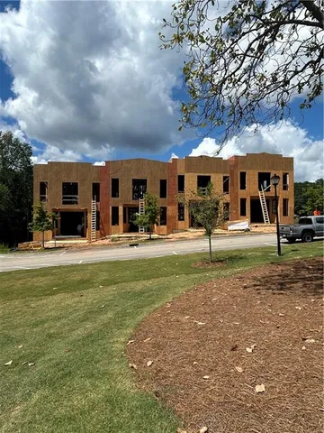 a view of a yard in front of the house
